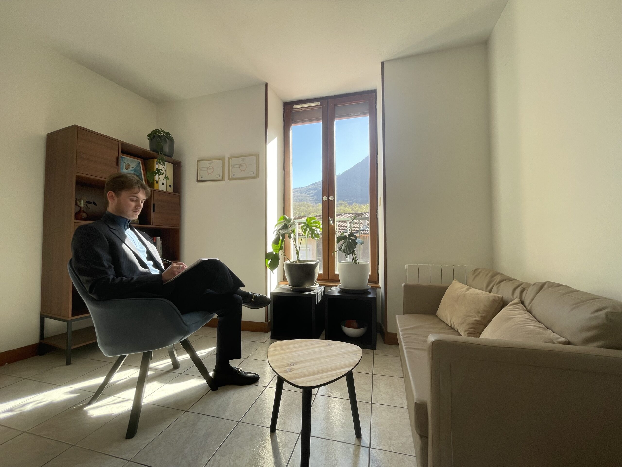 Espace de consultation du cabinet de Vizille, avec fauteuils et lumière naturelle